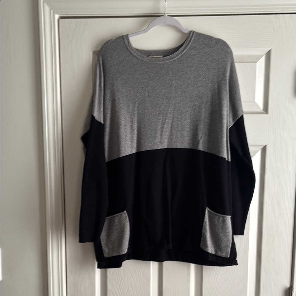 Versona Gray and Black Women's Sweater